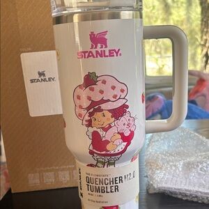 Stanley Quencher H2.0 Tumbler with Strawberry short cake Character